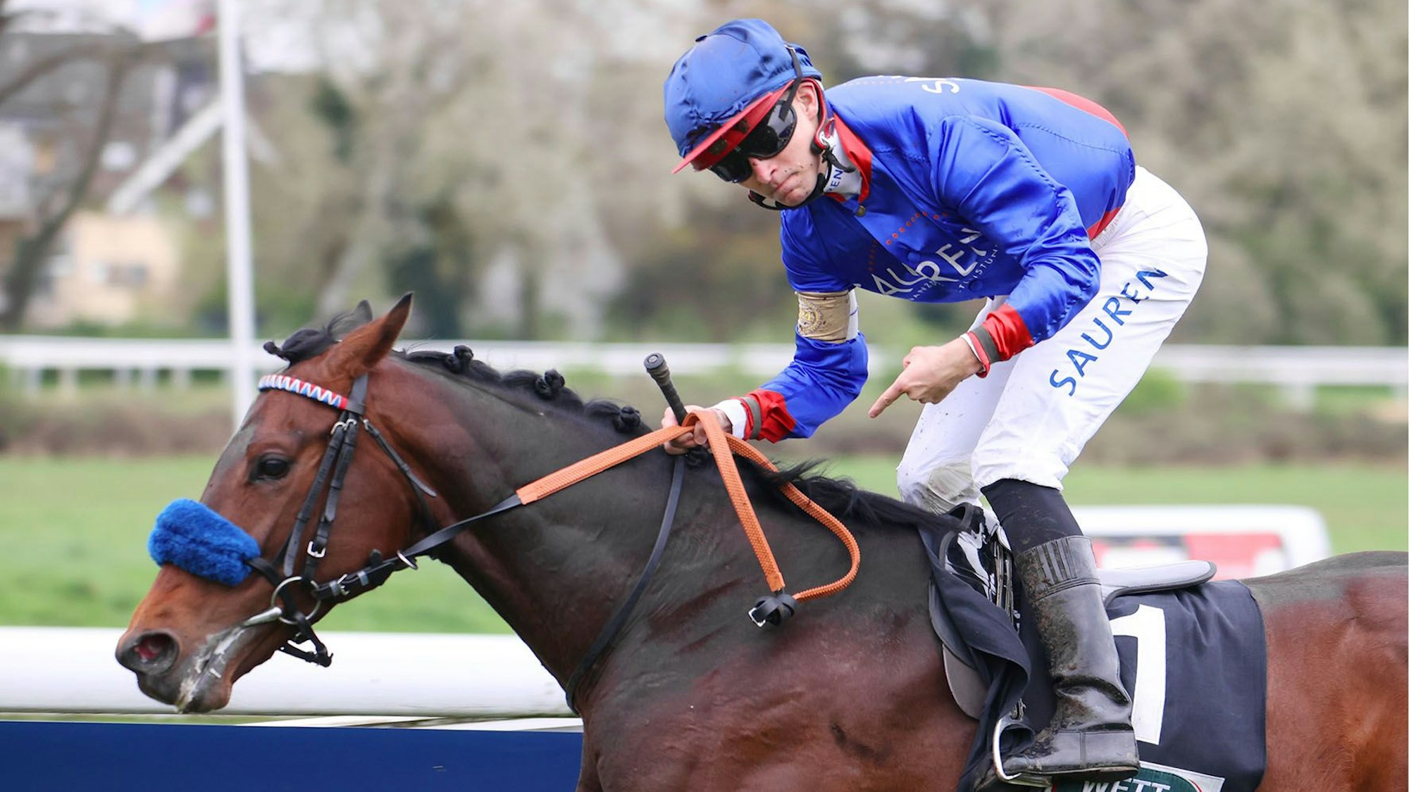 Thore Hammer-Hansen feierte im Ziel sein „Lieblingspferd“ Assistent.