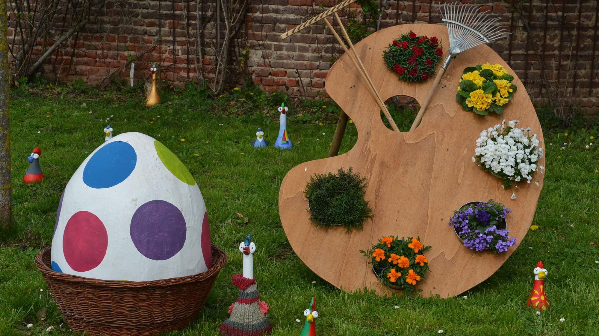 Bunte Oster-Dekorationen waren auf dem Gelände der Burg Satzvey aufgebaut.