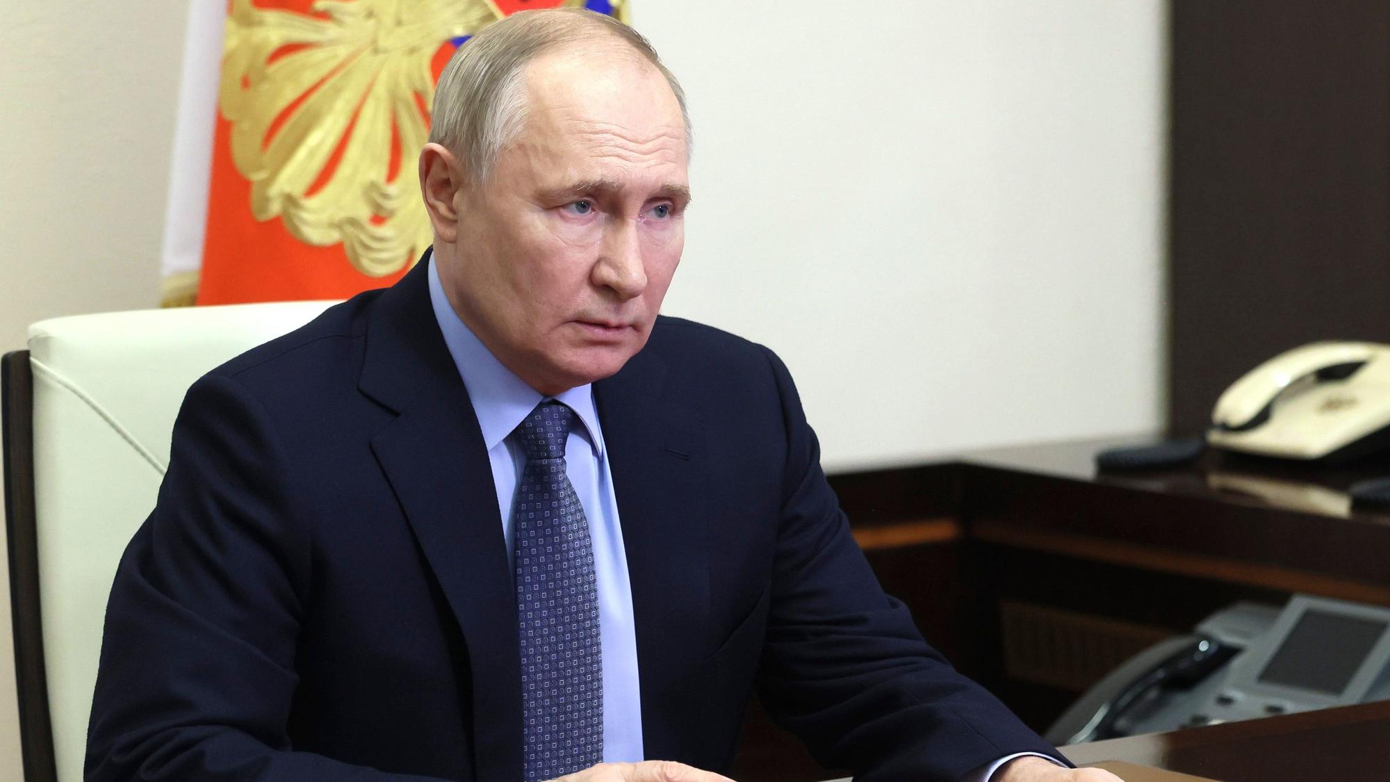 Das von der staatlichen russischen Nachrichtenagentur Sputnik via AP veröffentlichte Bild zeigt Wladimir Putin, Präsident von Russland, während er eine Sitzung mit Mitgliedern des Sicherheitsrates per Videokonferenz in der Präsidentenresidenz Nowo-Ogarjowa, außerhalb von Moskau, leitet.
