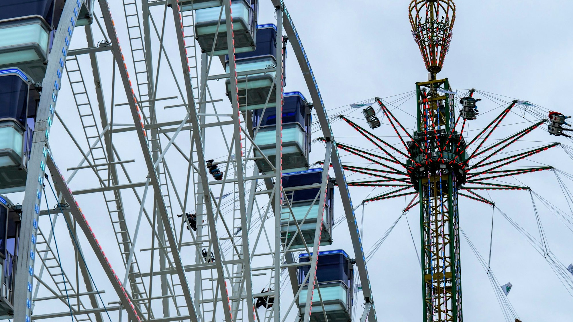 Der Jules-Verne-Tower gehört zu den neuen Attraktionen auf der Osterkirmes. Die neue Osterkirmes ist auf der Deutzer Werft gestartet.