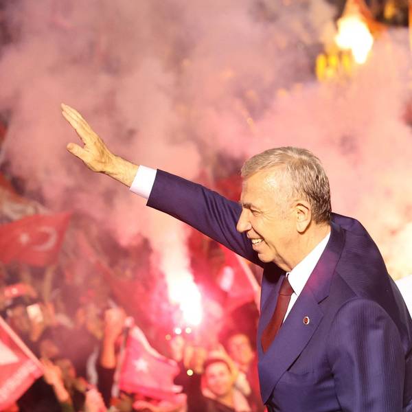 Der türkische Präsident Recep Tayyip Erdogan winkt seinen Anhängern zu.