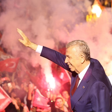 Der türkische Präsident Recep Tayyip Erdogan winkt seinen Anhängern zu.