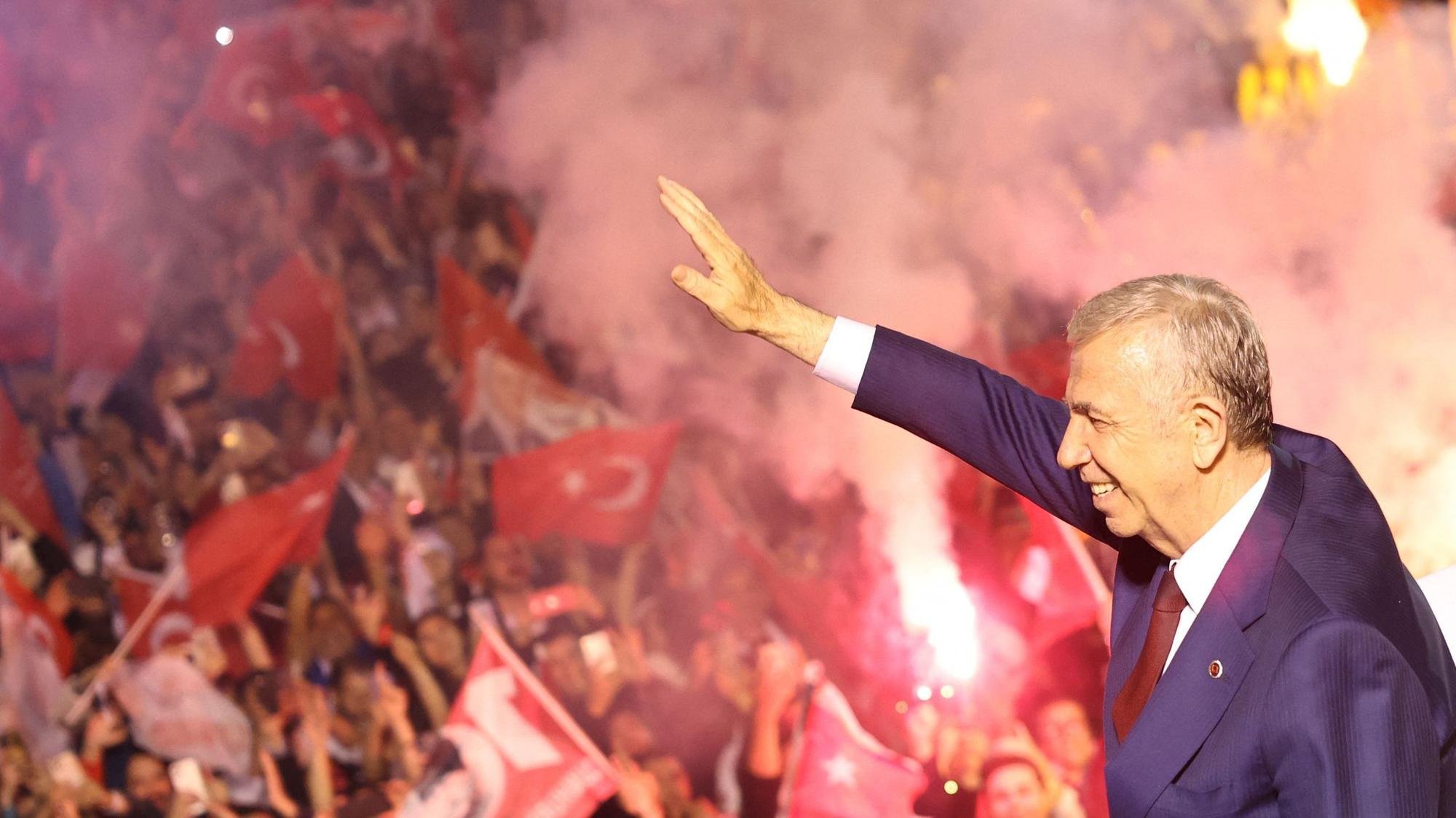 Der türkische Präsident Recep Tayyip Erdogan winkt seinen Anhängern zu.