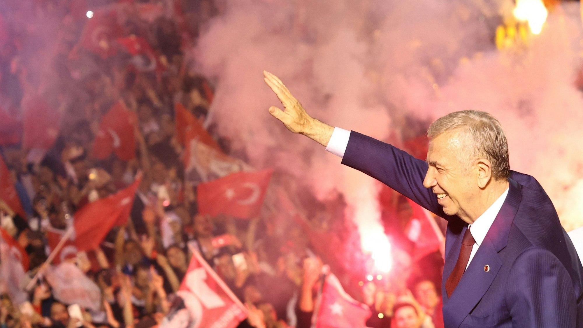 Der türkische Präsident Recep Tayyip Erdogan winkt seinen Anhängern zu.