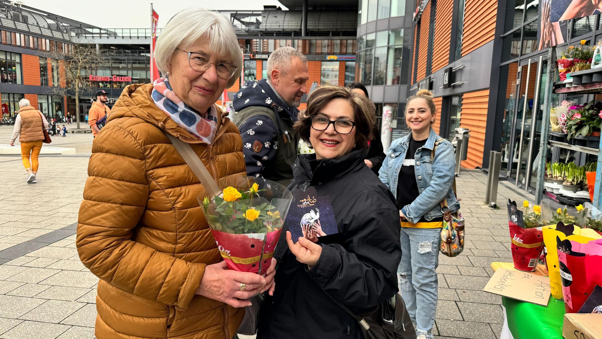 Zwei Frauen mit Blumen