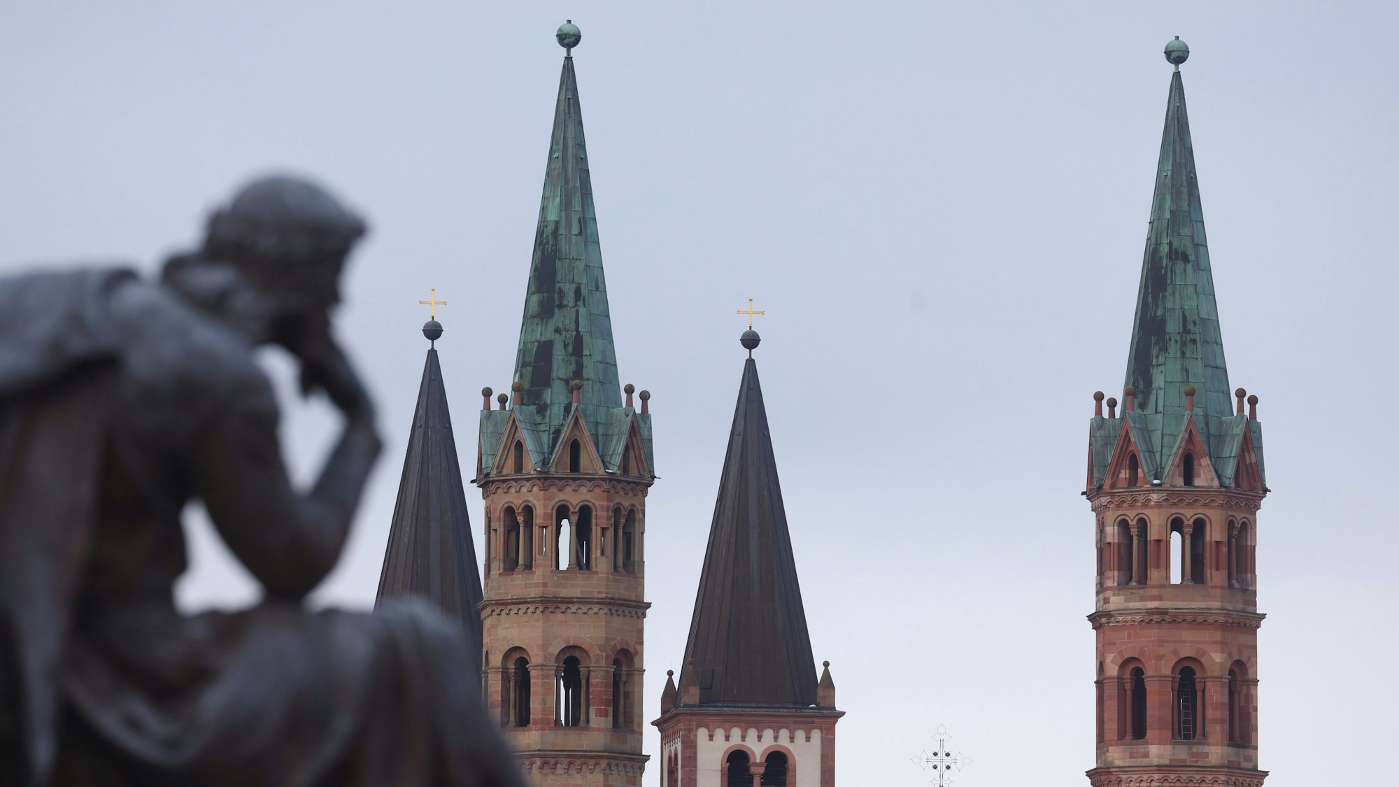 Die Türme des Doms sind hinter dem Frankoniabrunnen zu sehen.
