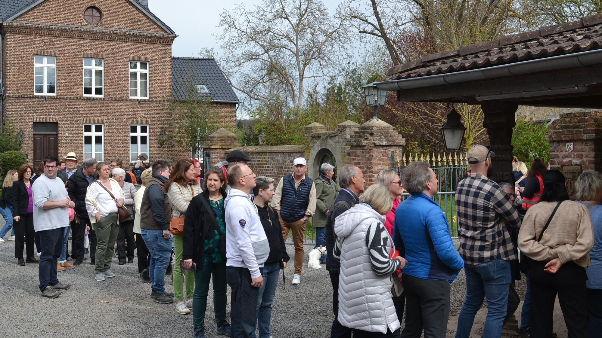 Eine lange Warteschlange hat sich vor dem Eingang zum Ostermarkt auf der Burg Satzvey gebildet.