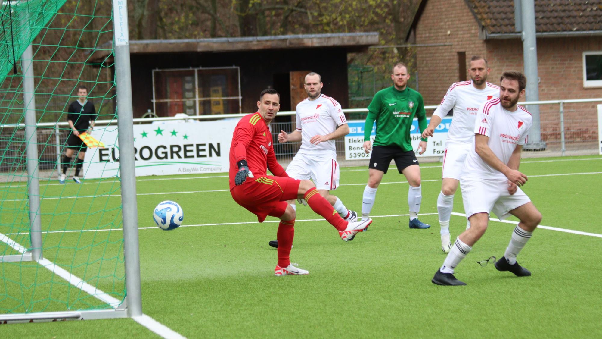 Ein Freistoß von links außen, getreten von Jan Osten, verpasst Freund und Feind und landet irgendwie im Tor. Torwart Thomas Duell und Stürmer Lukas Wollenweber können dem Ball nur hinterherschauen.