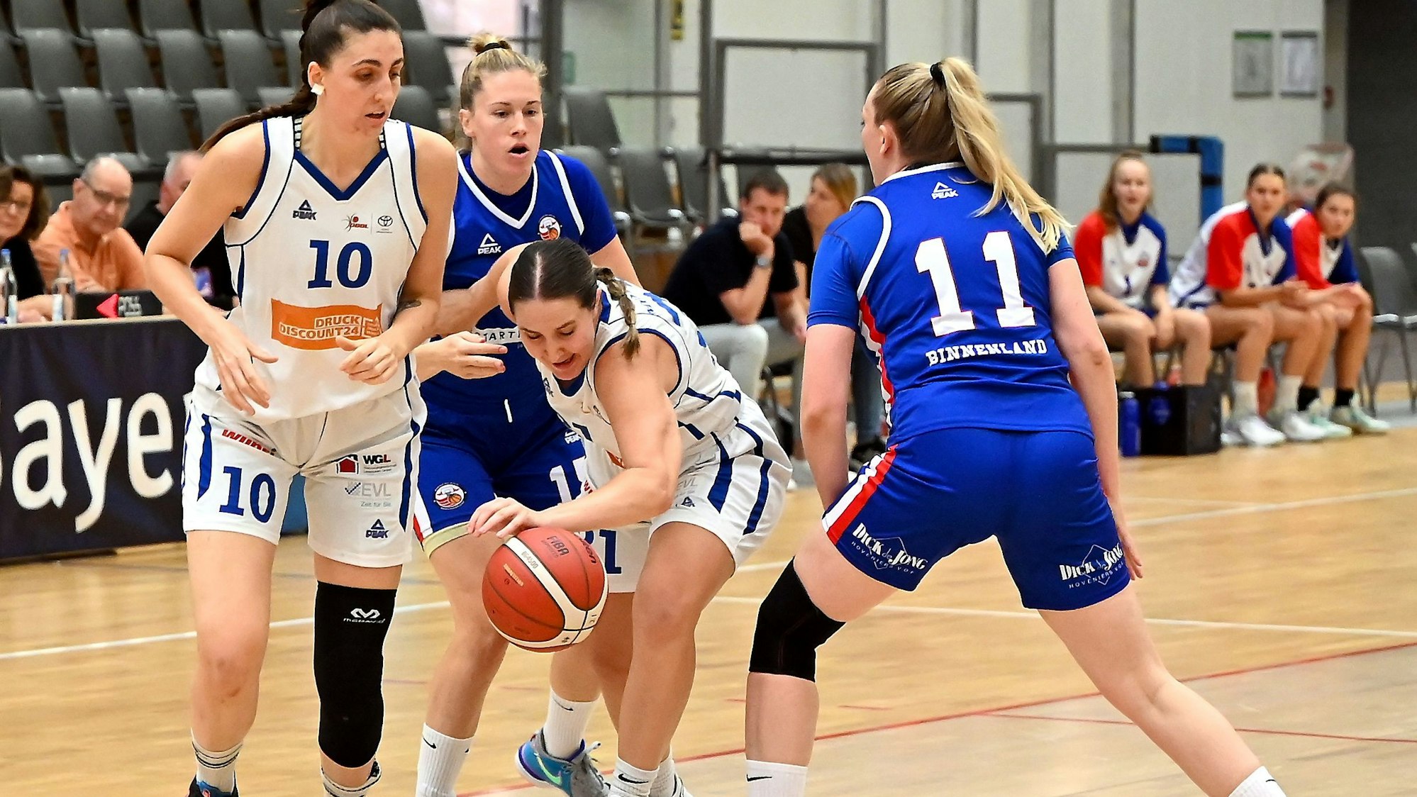 03.09.2023, Basketball-BBZ opladen-CBV Binnenland
links: Carlotta Ellenrieder (Opladen)
mitte: Sarah gates (Opladen)
Foto: Uli Herhaus