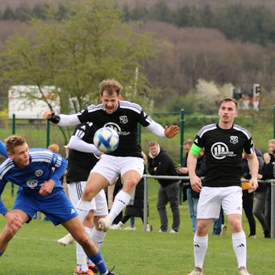 Zeigte offensiv seine Klasse: Ben Decker, der hier über das Bein eines Gegners springt.