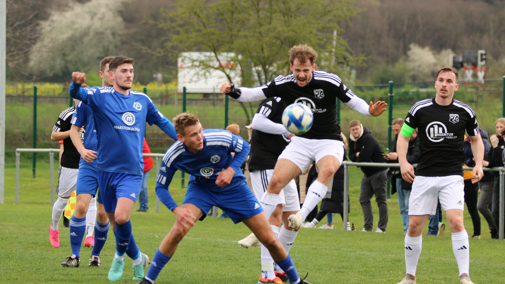 Zeigte offensiv seine Klasse: Ben Decker, der hier über das Bein eines Gegners springt.