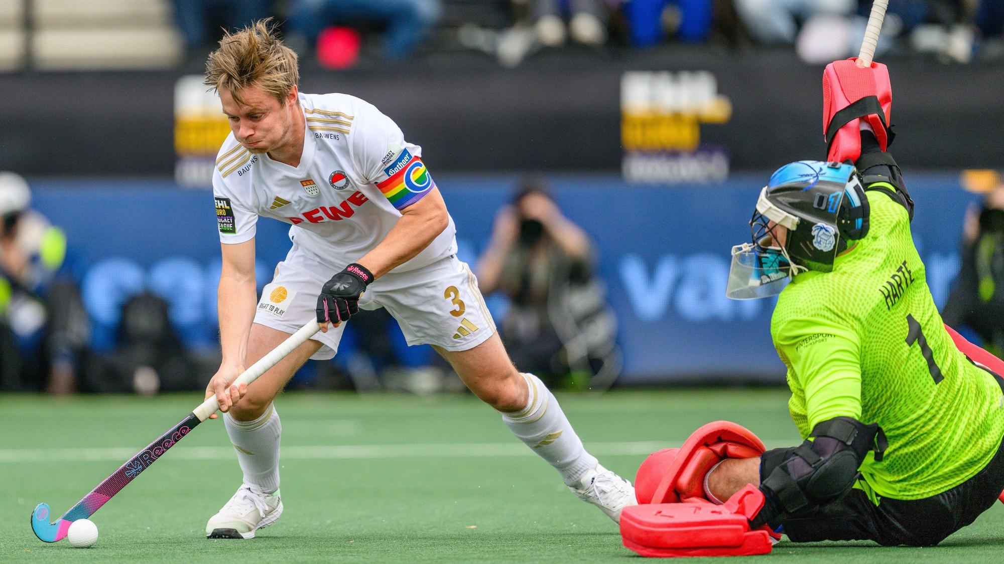 AMSTELVEEN, 31-03-2024, Wagener Stadion, Euro Hockey League FINAL4 Men 2023-24. Mats Grambusch and David Harte during the shoot-outs of the match Kampong - Rot-Weiss Koln. Kampong - Rot-Weiss Koln PUBLICATIONxNOTxINxNED x24873176x Copyright: