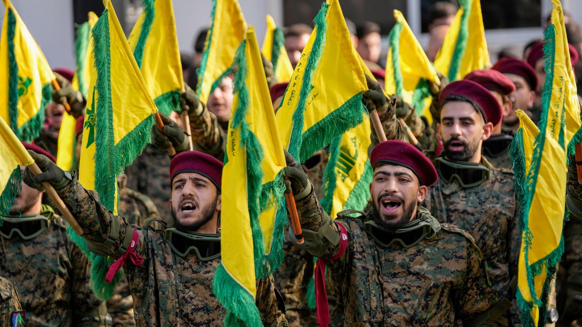 Hisbollah-Kämpfer bei der Beerdigung eines hochrangigen Hisbollah-Kommandeurs. (Archivbild)