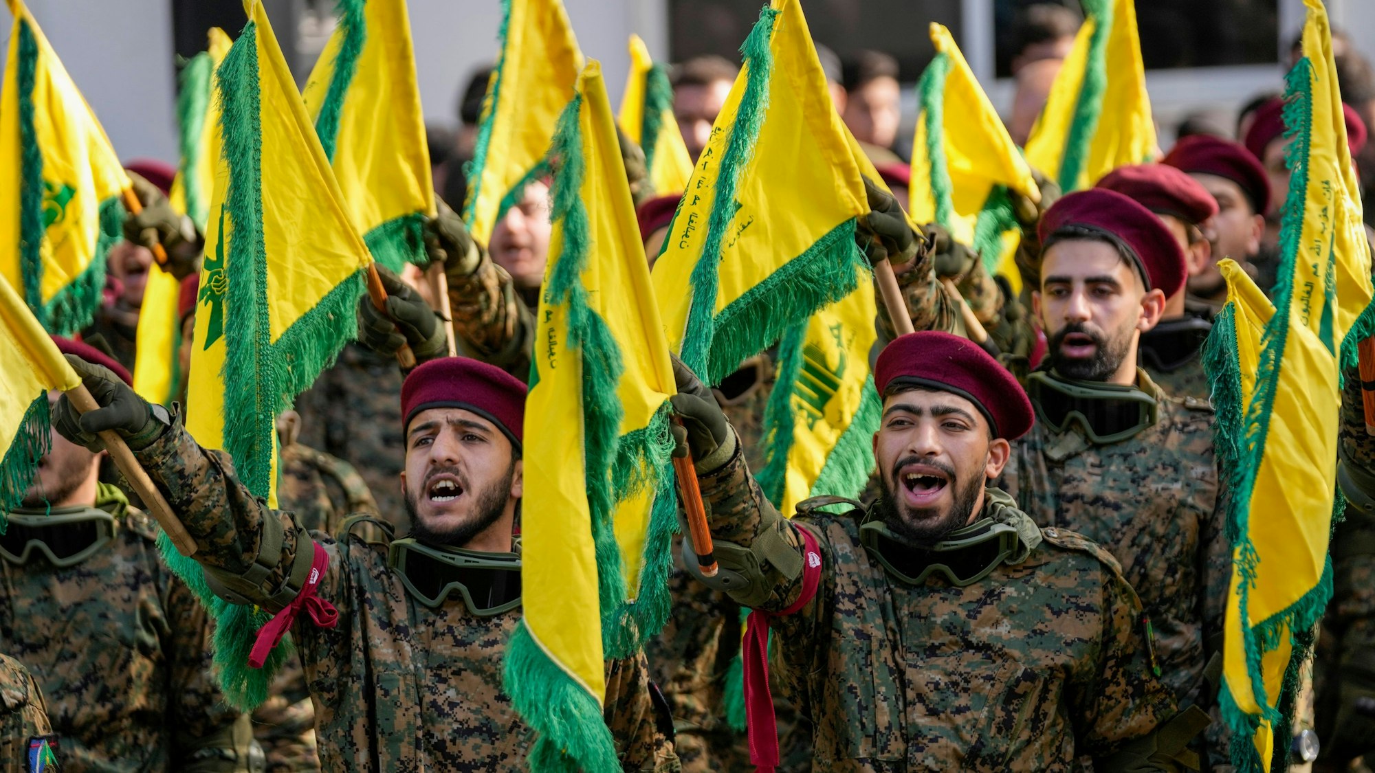 Hisbollah-Kämpfer bei der Beerdigung eines hochrangigen Hisbollah-Kommandeurs. (Archivbild)