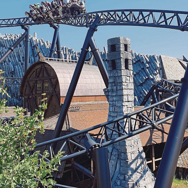 Zu sehen ist die Achterbahn Taron.