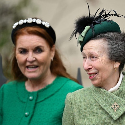 Sarah Ferguson (l) und Prinzessin Anne, Prinzessin Royal, verlassen die St. George's Chapel auf Schloss Windsor nach der Teilnahme am Ostermatinee-Gottesdienst.