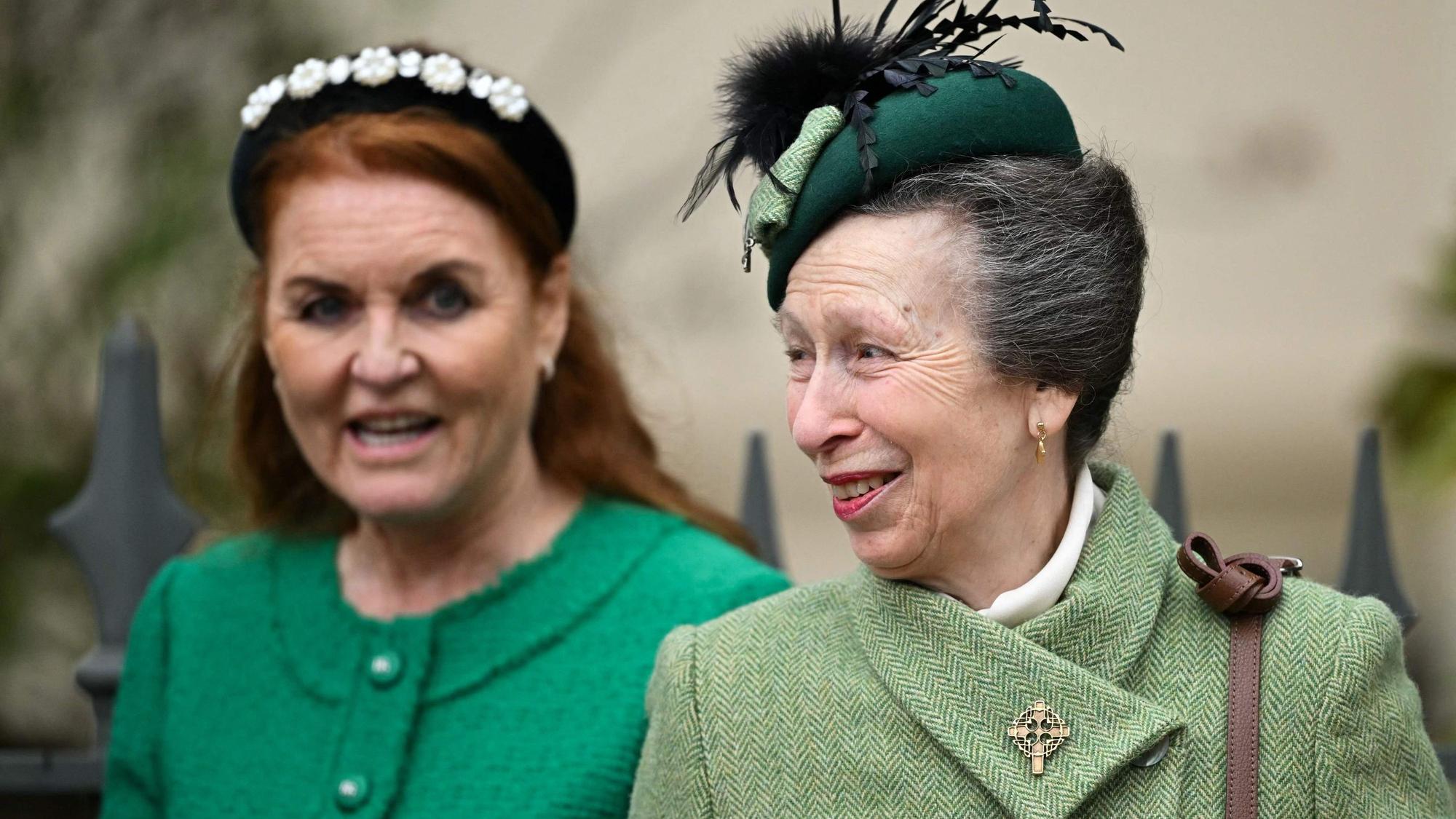 Sarah Ferguson (l) und Prinzessin Anne, Prinzessin Royal, verlassen die St. George's Chapel auf Schloss Windsor nach der Teilnahme am Ostermatinee-Gottesdienst.