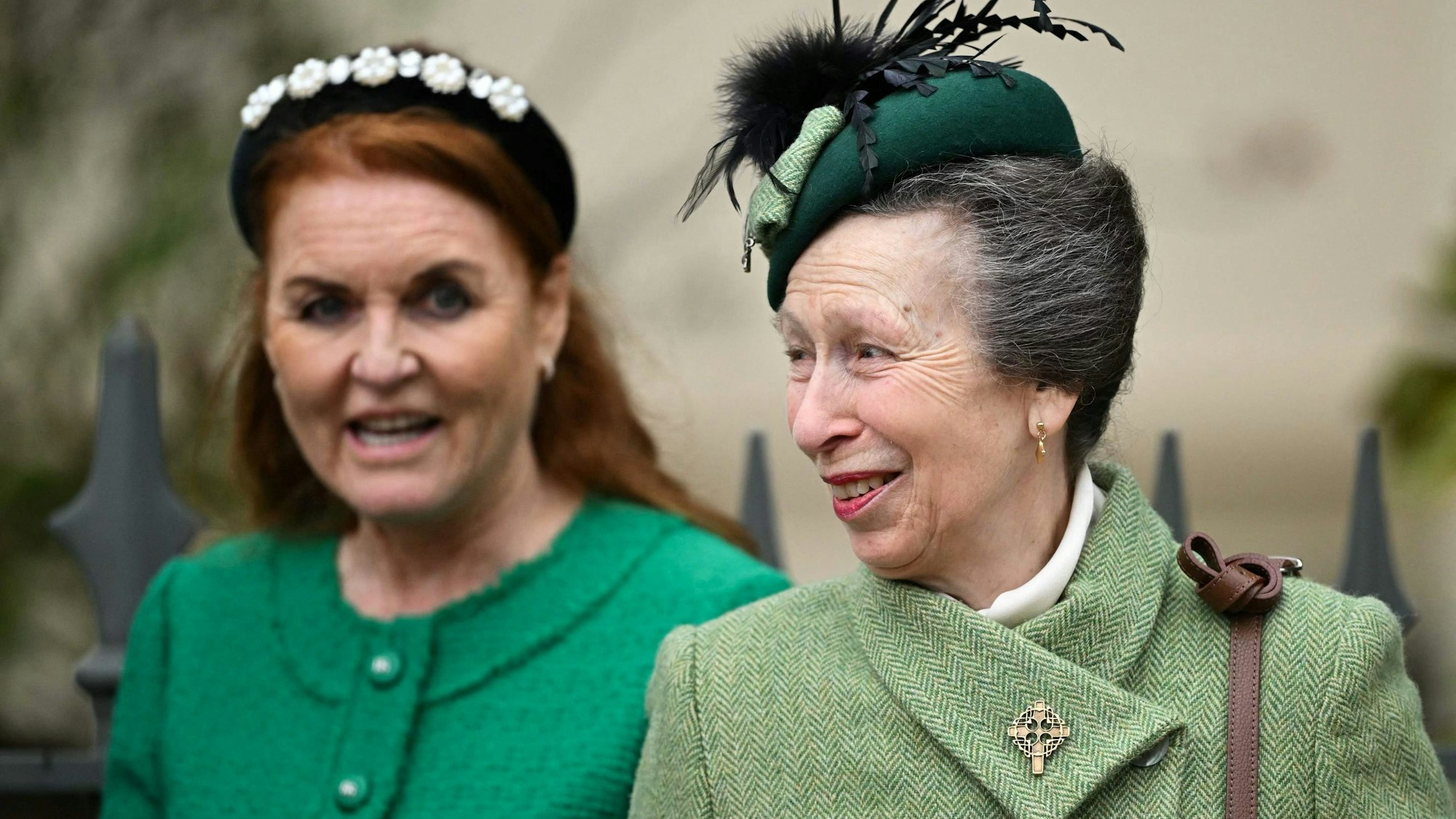 Sarah Ferguson (l) und Prinzessin Anne, Prinzessin Royal, verlassen die St. George's Chapel auf Schloss Windsor nach der Teilnahme am Ostermatinee-Gottesdienst.