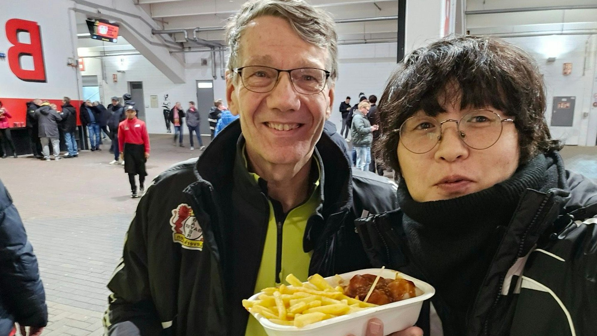 Fußball verbindet: Hyeon-Kyo Jeong aus Korea mit Leverkusener Quasi-Schwiegervater.