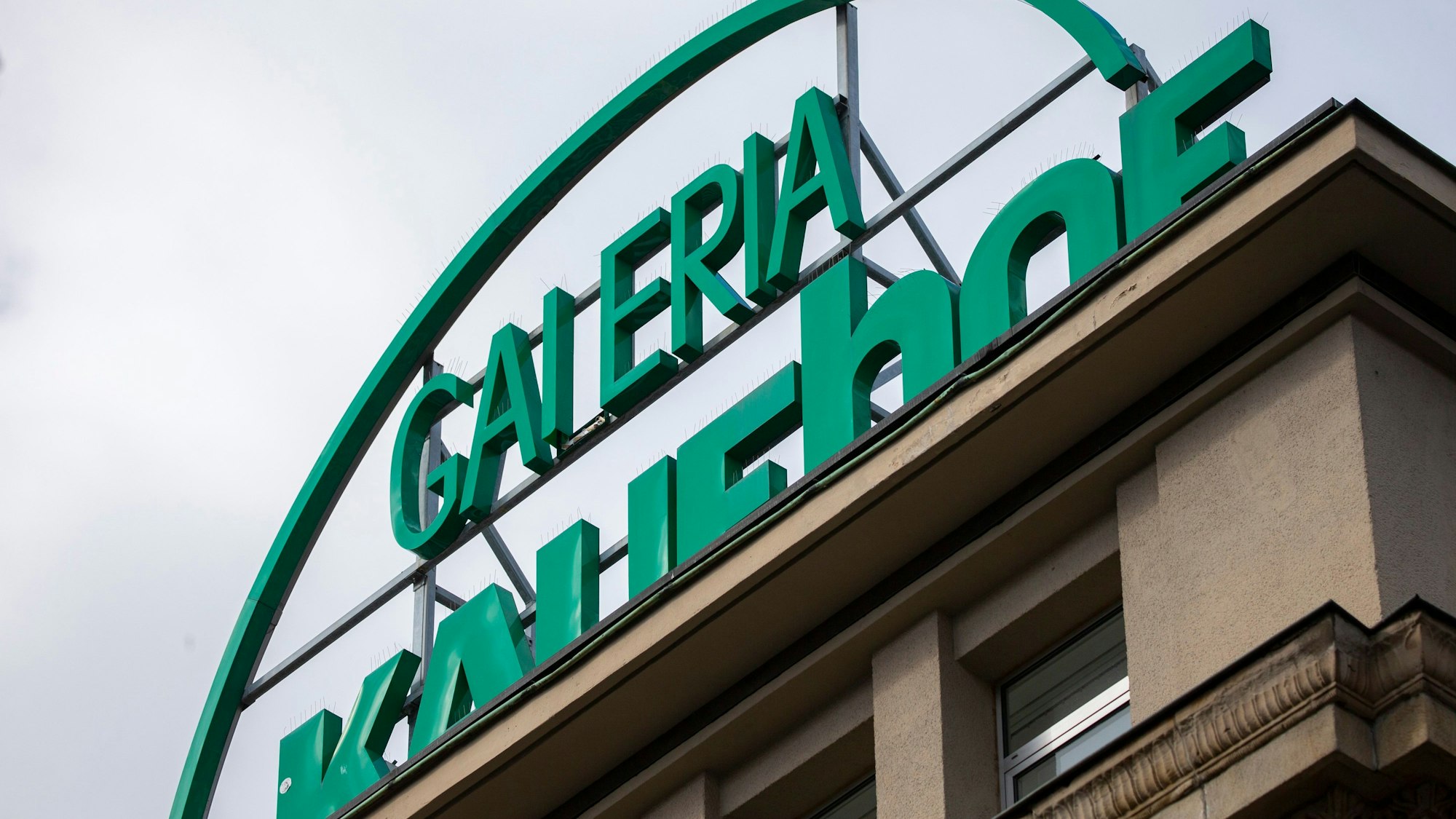 Das Logo einer Kaufhof-Filiale.