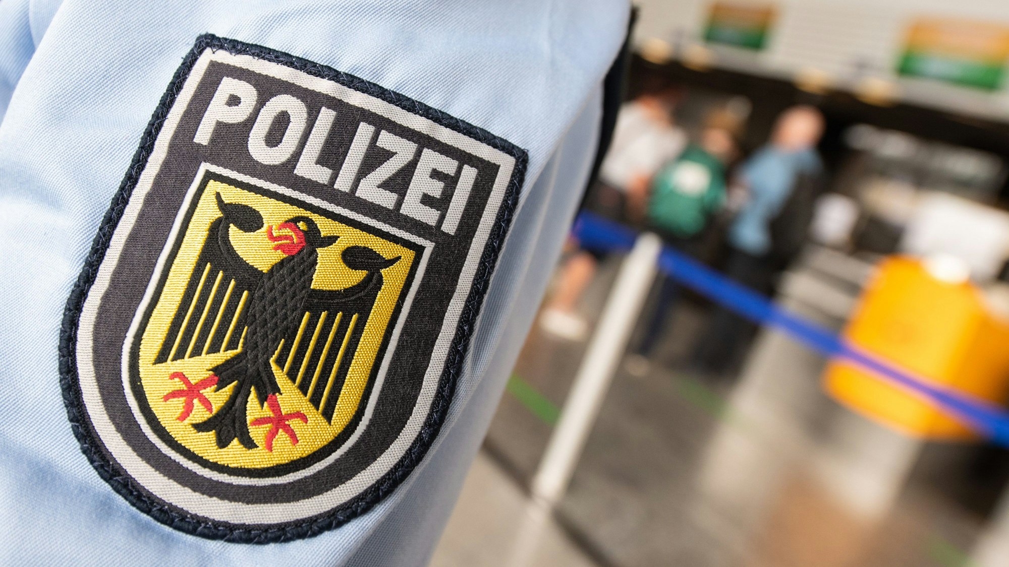 Eine Streife der Bundespolizei geht durch das Terminal 1 des Flughafens in Frankfurt.