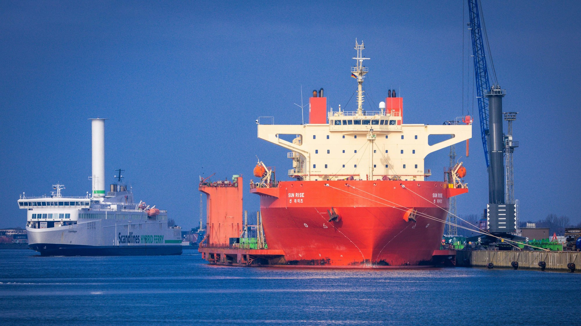 Am Hafen in Rostock hält der Zoll ein Schiff fest, das aus Russland kommt.