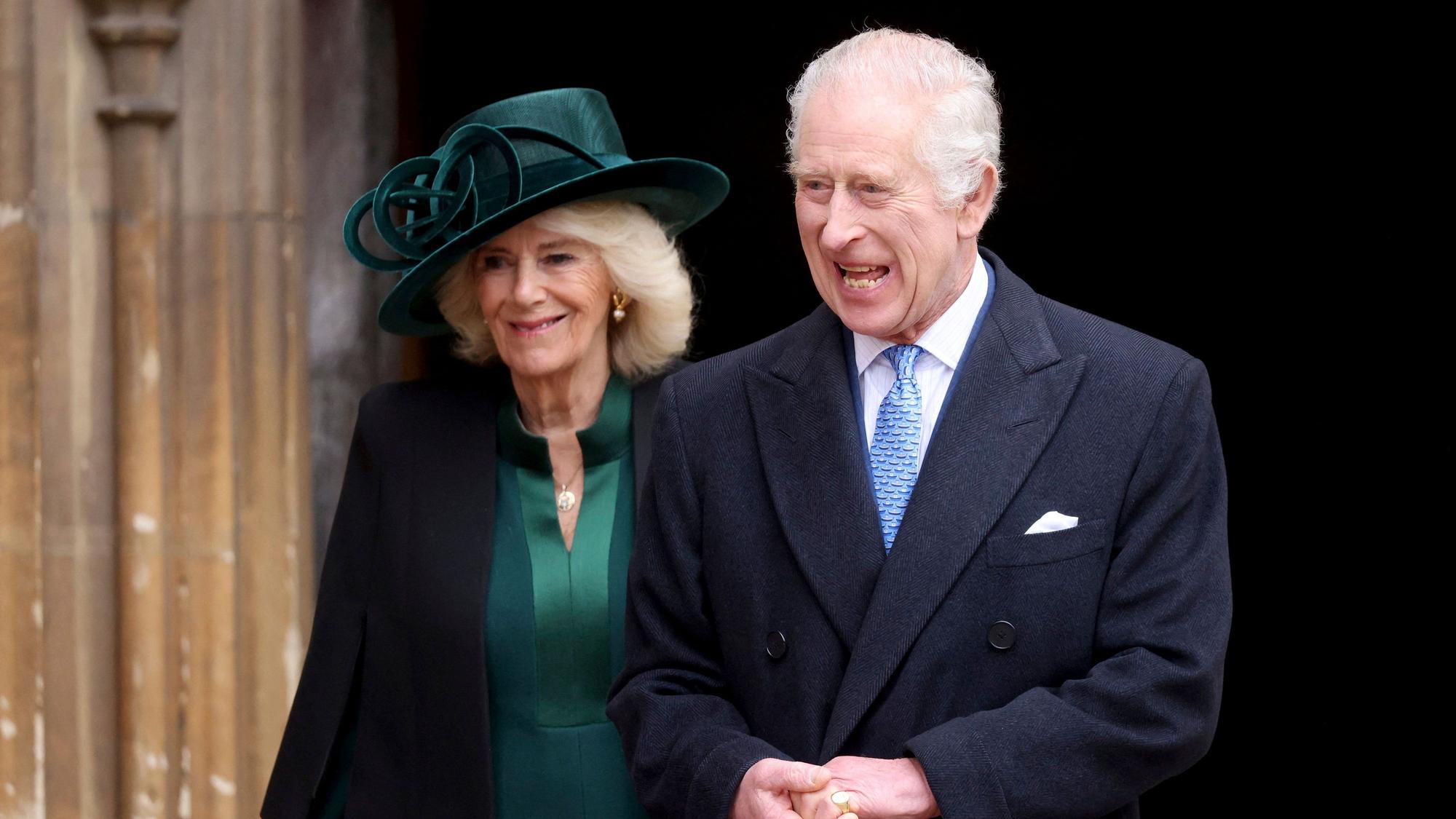 König Charles III. und Königin Camilla verlassen die St. George's Chapel nach der Teilnahme am Ostermatinee-Gottesdienst.