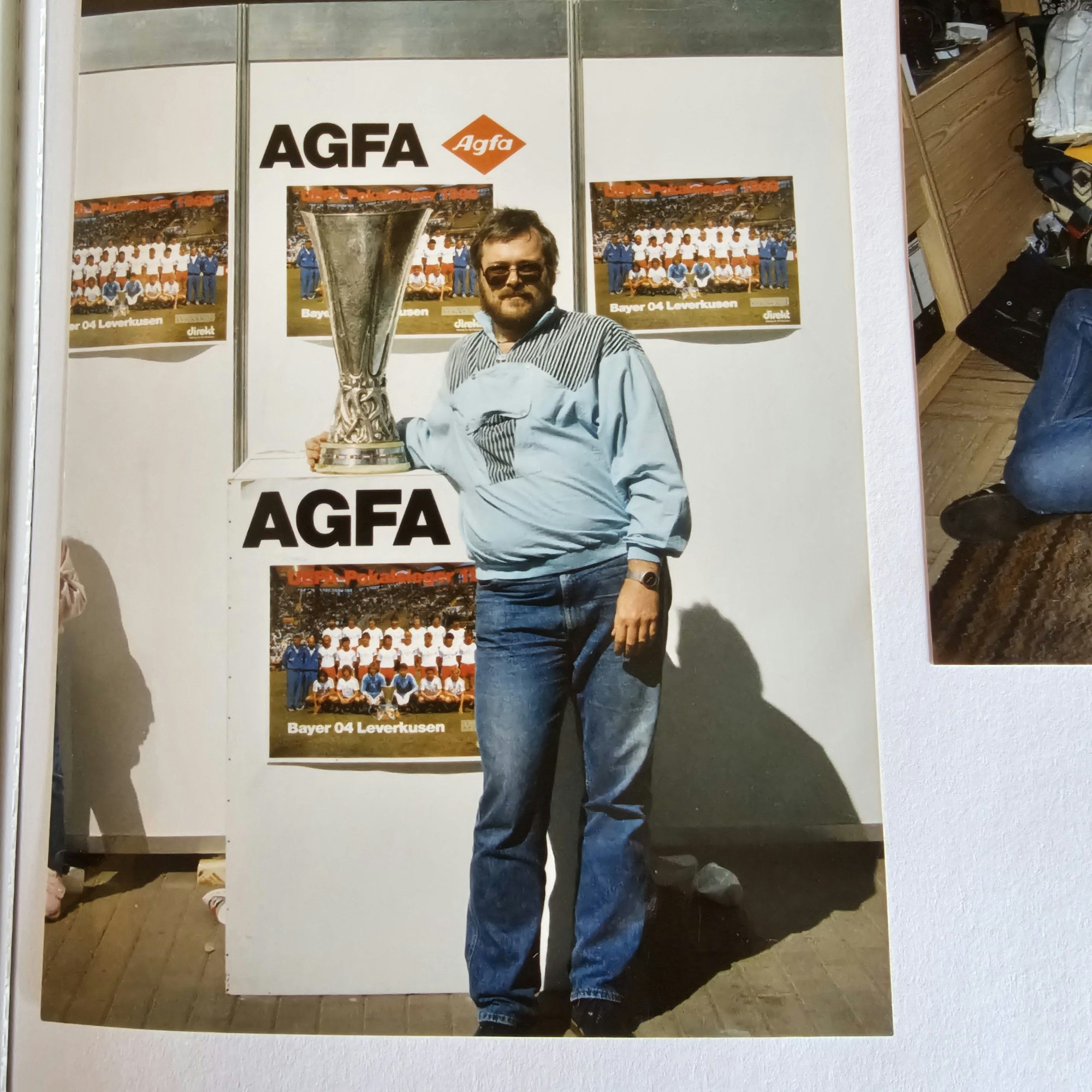 UEFA-Pokal 1988: Fan „Hagü“ Wagner bei der Siegerfeier mit Pokal.