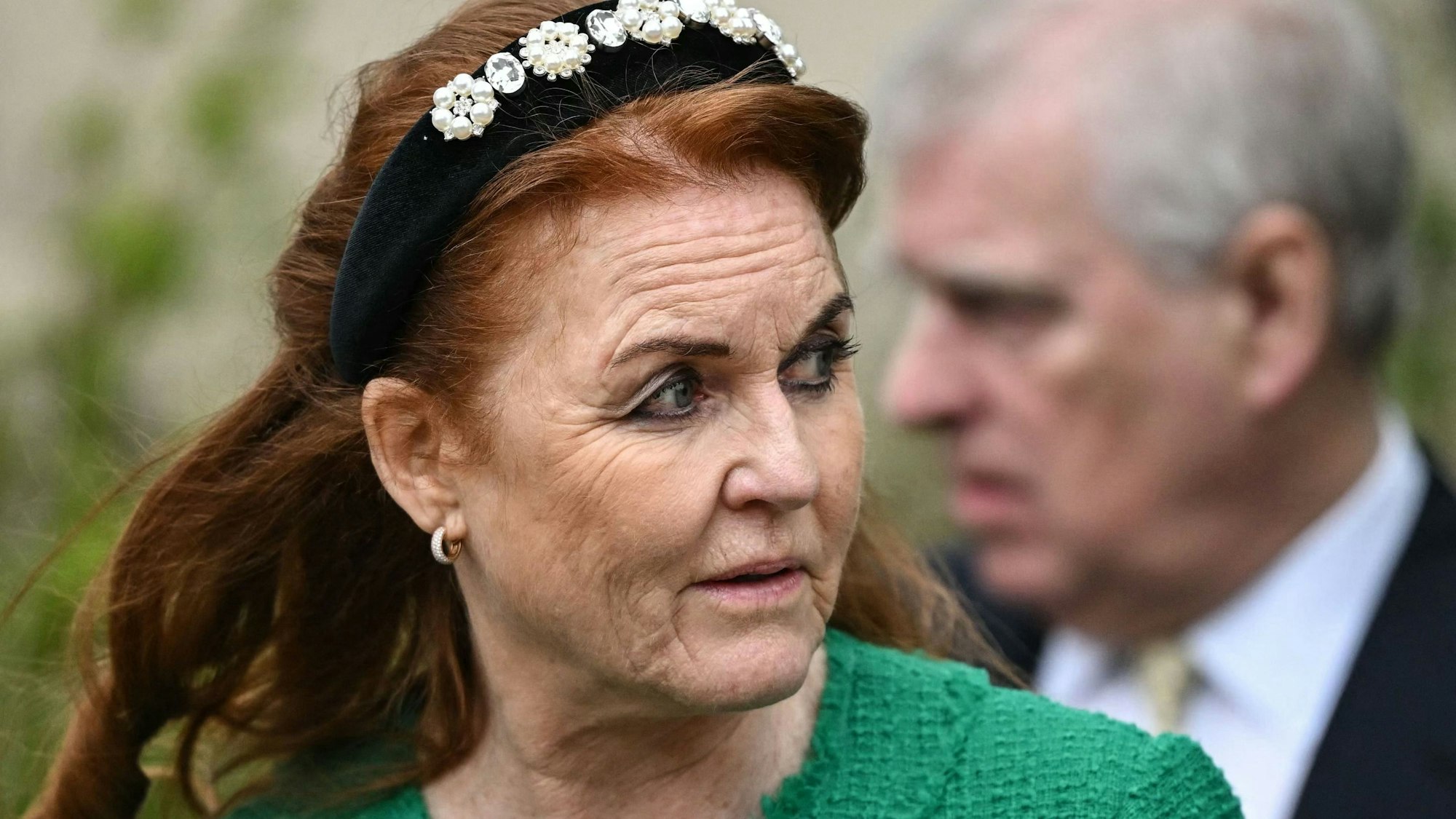 Sarah Ferguson schaut zur Seite.