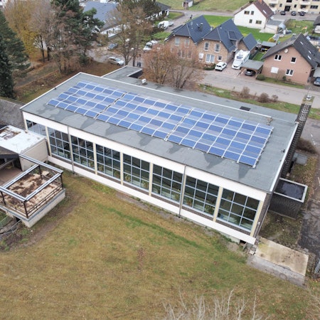 Blick aus der Vogelperspektive auf das alte Schwimmbad.