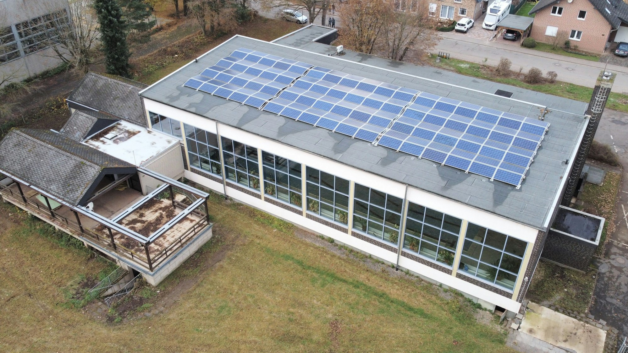 Blick aus der Vogelperspektive auf das alte Schwimmbad.