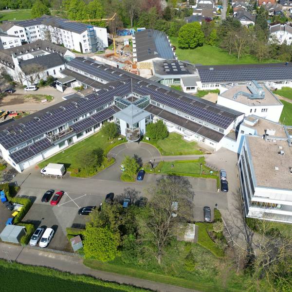 Zu sehen ist die Luftaufnahme eines Krankenhauses