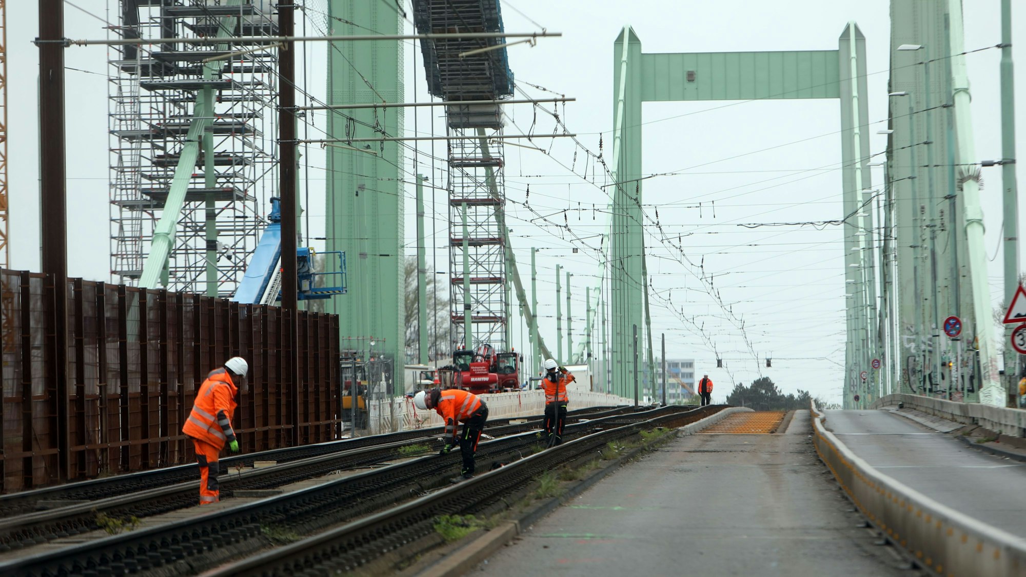 Zu sehen sind Bauarbeiter, die auf der Mülheimer Brücke in Köln arbeiten.