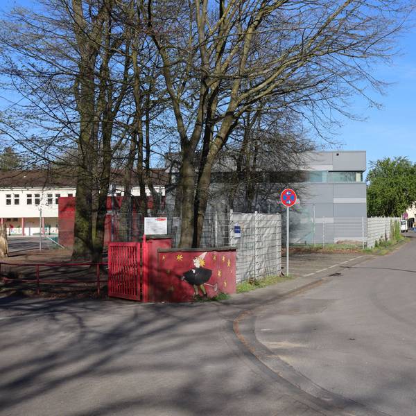 Die Bezirksvertretung Mülheim unterstützt die Schulgemeinschaft der Grundschule Rosenmaar und örtliche Initiativen in ihrem Wunsch nach einer ständigen Schulstraße. Foto: Uwe Schäfer