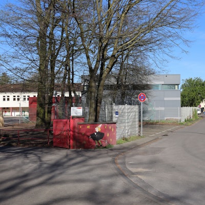 Die Bezirksvertretung Mülheim unterstützt die Schulgemeinschaft der Grundschule Rosenmaar und örtliche Initiativen in ihrem Wunsch nach einer ständigen Schulstraße. Foto: Uwe Schäfer