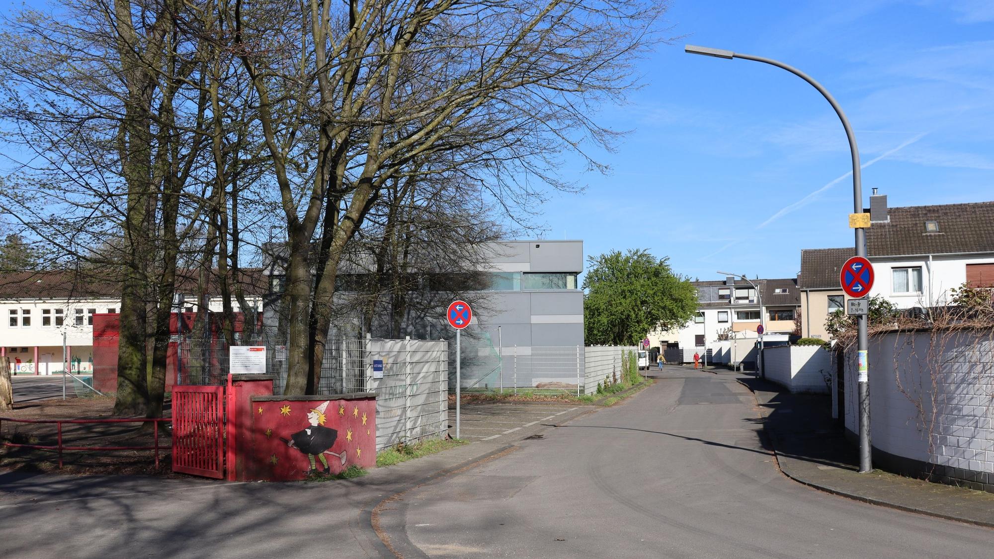 Die Bezirksvertretung Mülheim unterstützt die Schulgemeinschaft der Grundschule Rosenmaar und örtliche Initiativen in ihrem Wunsch nach einer ständigen Schulstraße. Foto: Uwe Schäfer