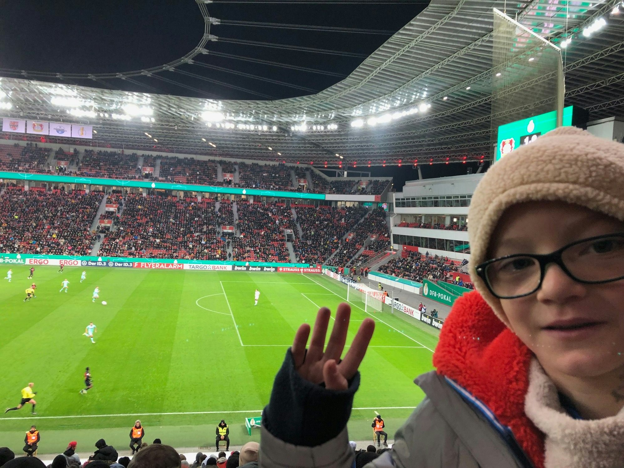 Fußball ist Familiensache: Henri Ernst erster Besuch in der Bay-Arena.