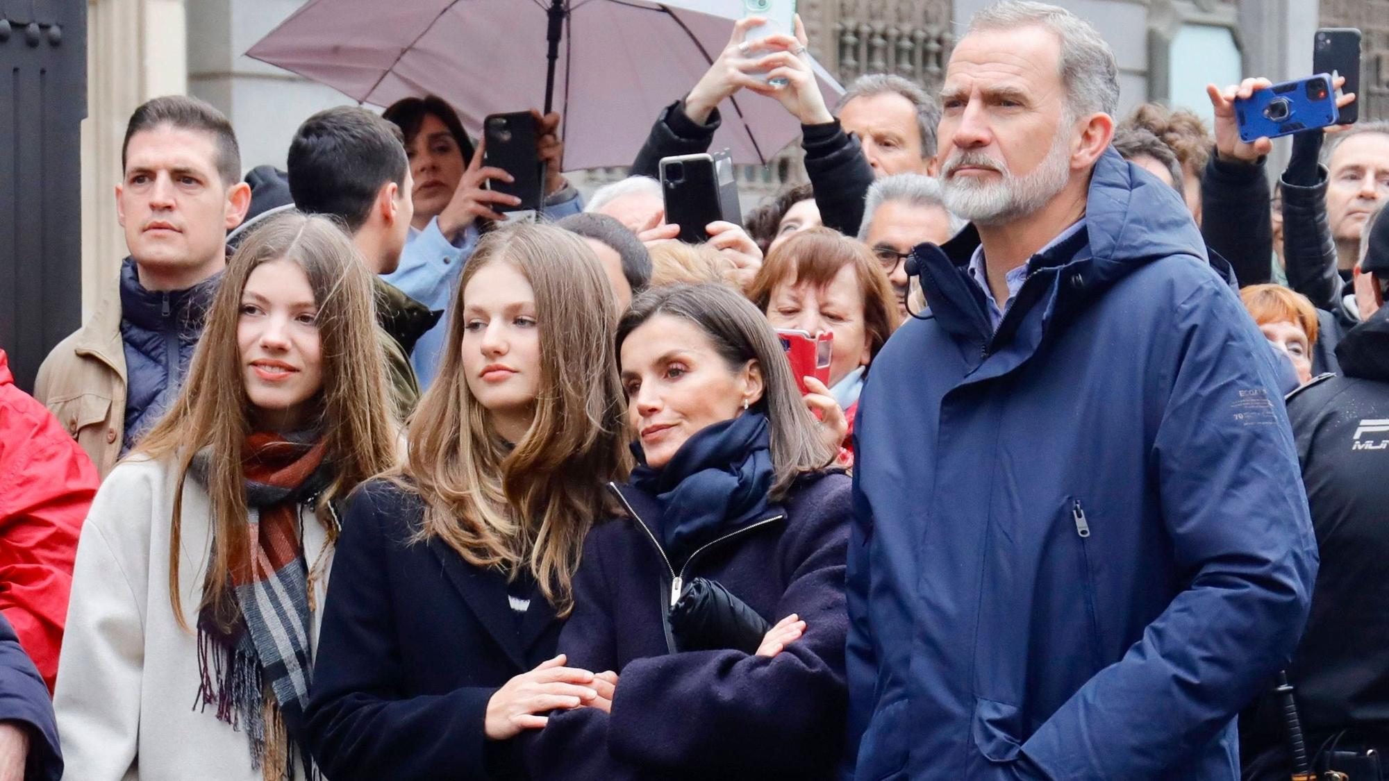 König Felipe (r) und Königin Letizia (m) standen mit ihren Töchtern Sofia und Leonor (l) wie alle anderen Schaulustigen am Straßenrand, um die Osterprozession zu beobachten.