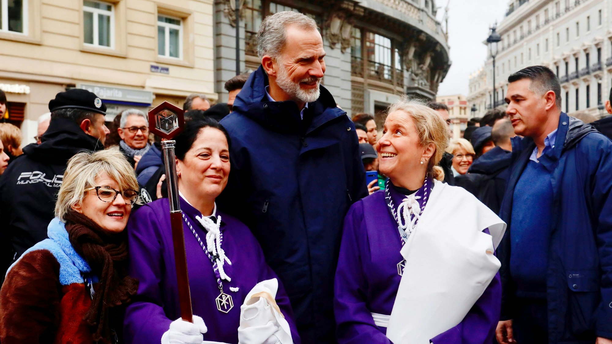 Begeisterte Royal-Fans begrüßen König Felipe von Spanien.