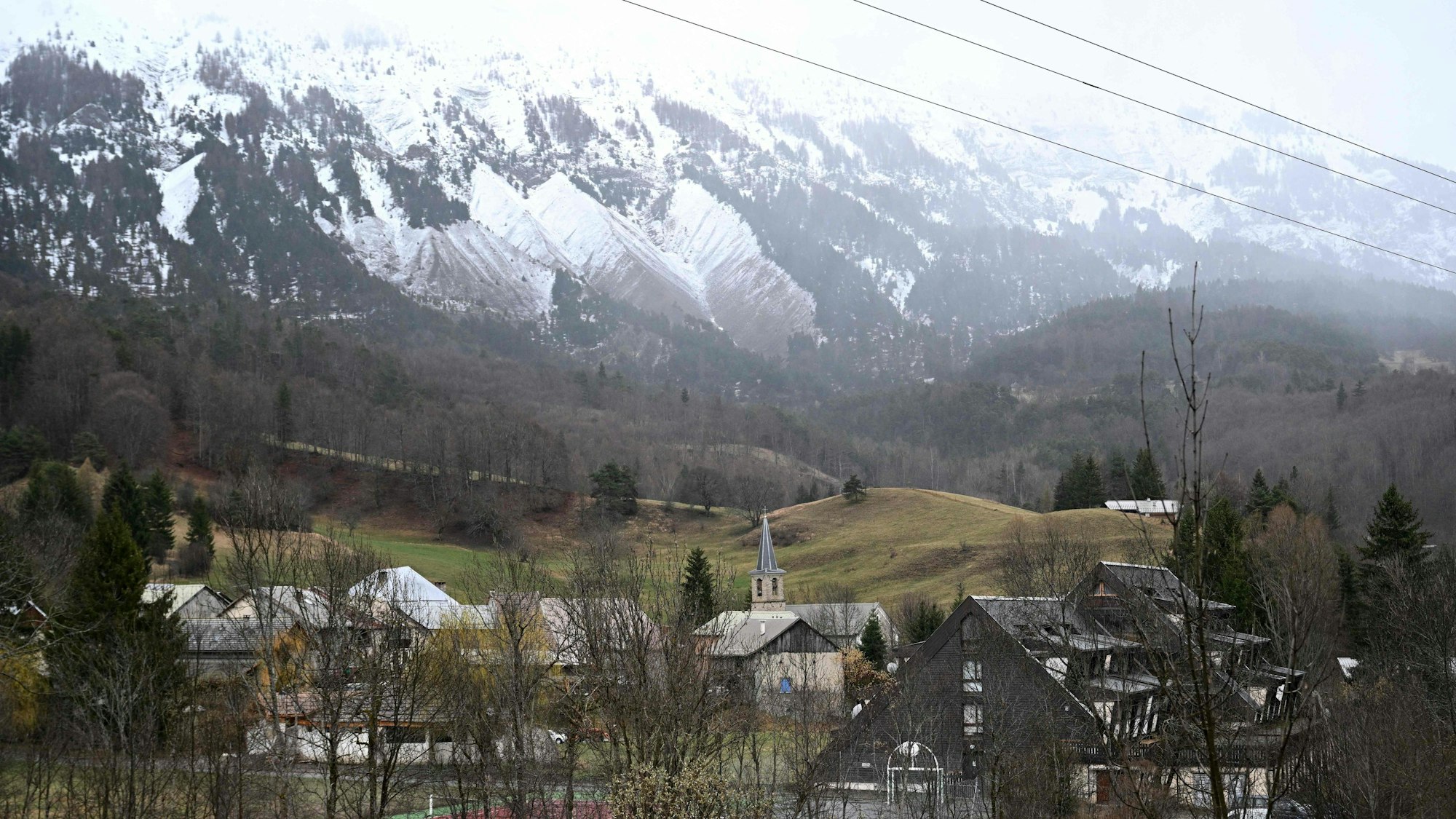 Das französische Alpendorf Le Vernet im Schatten der mit Schnee bedeckten Berge. Der Schädel des zweijährigen Émile wurde nach monatelanger Suche an einem abgelegenen Ort unweit des Dorfs entdeckt.