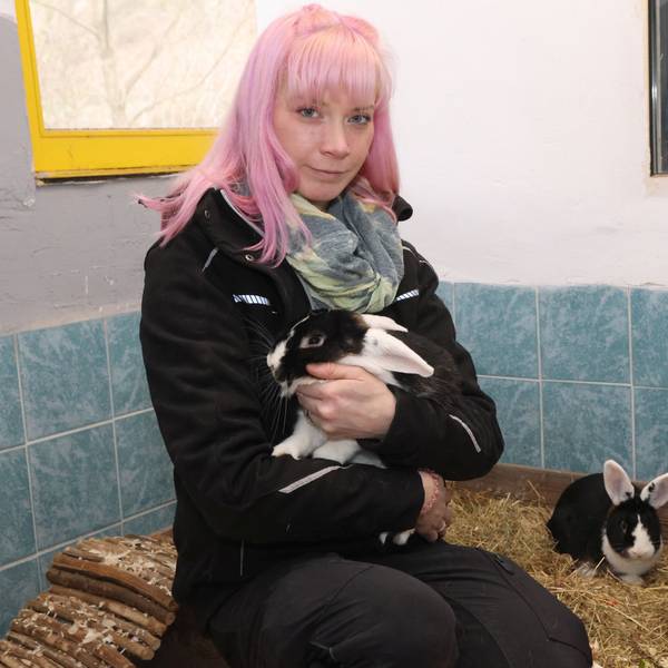 Häschen-Geschichte, Tierheim Koppelweide, Julia Faßbender mit Kaninchen Maurice