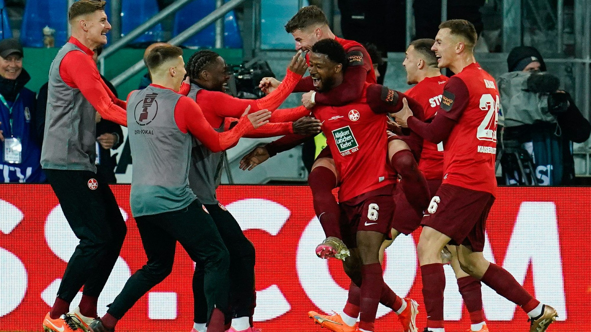 Kaiserslauterns Almamy Touré (4.v.r) jubelt nach seinem Tor zum 0:2 mit seinen Teamkollegen.