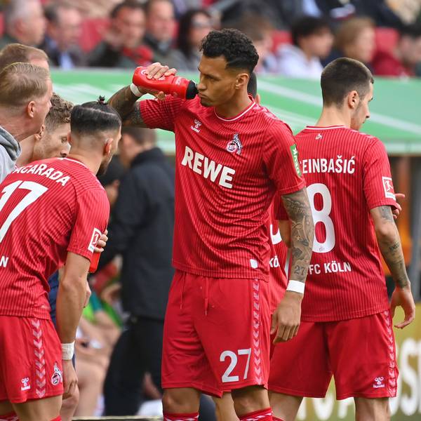FC-Trainer Timo Schultz spricht mit seinen Spielern Leart PAcarada (l.) und Davie Selke an der Seitenlinie in Augsburg.