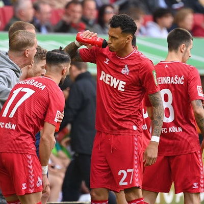 FC-Trainer Timo Schultz spricht mit seinen Spielern Leart PAcarada (l.) und Davie Selke an der Seitenlinie in Augsburg.