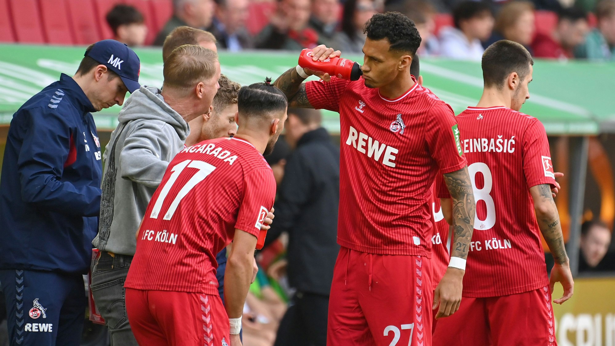 FC-Trainer Timo Schultz spricht mit seinen Spielern Leart PAcarada (l.) und Davie Selke an der Seitenlinie in Augsburg.
