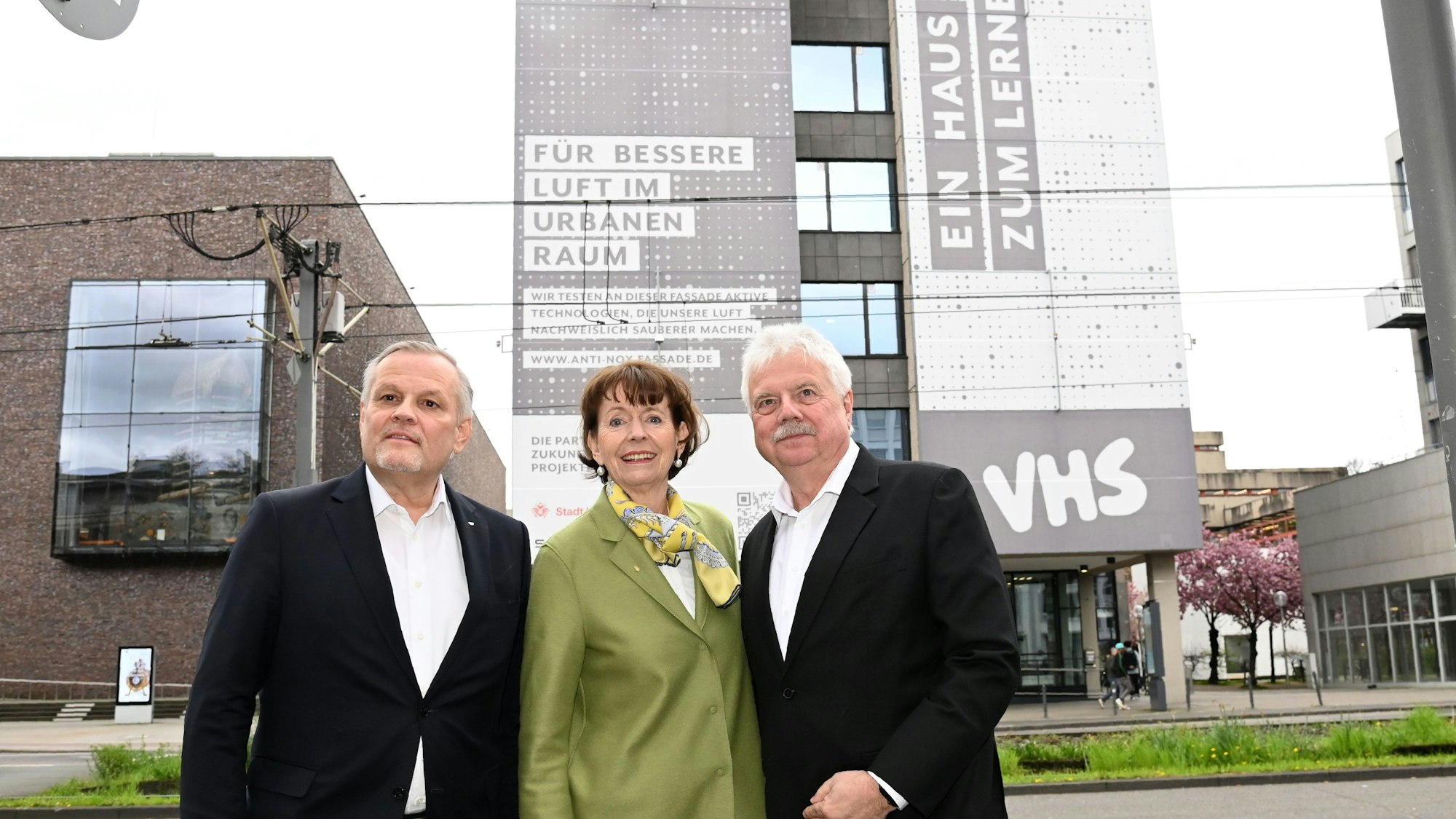 02.04.2024 Köln. Inbetriebnahme einer luftfilternden Textilfassade am VHS-Gebäude. V.li.: Andreas Engelhardt, OB Reker, Dr. Andreas Mattner. Foto: Alexander Schwaiger