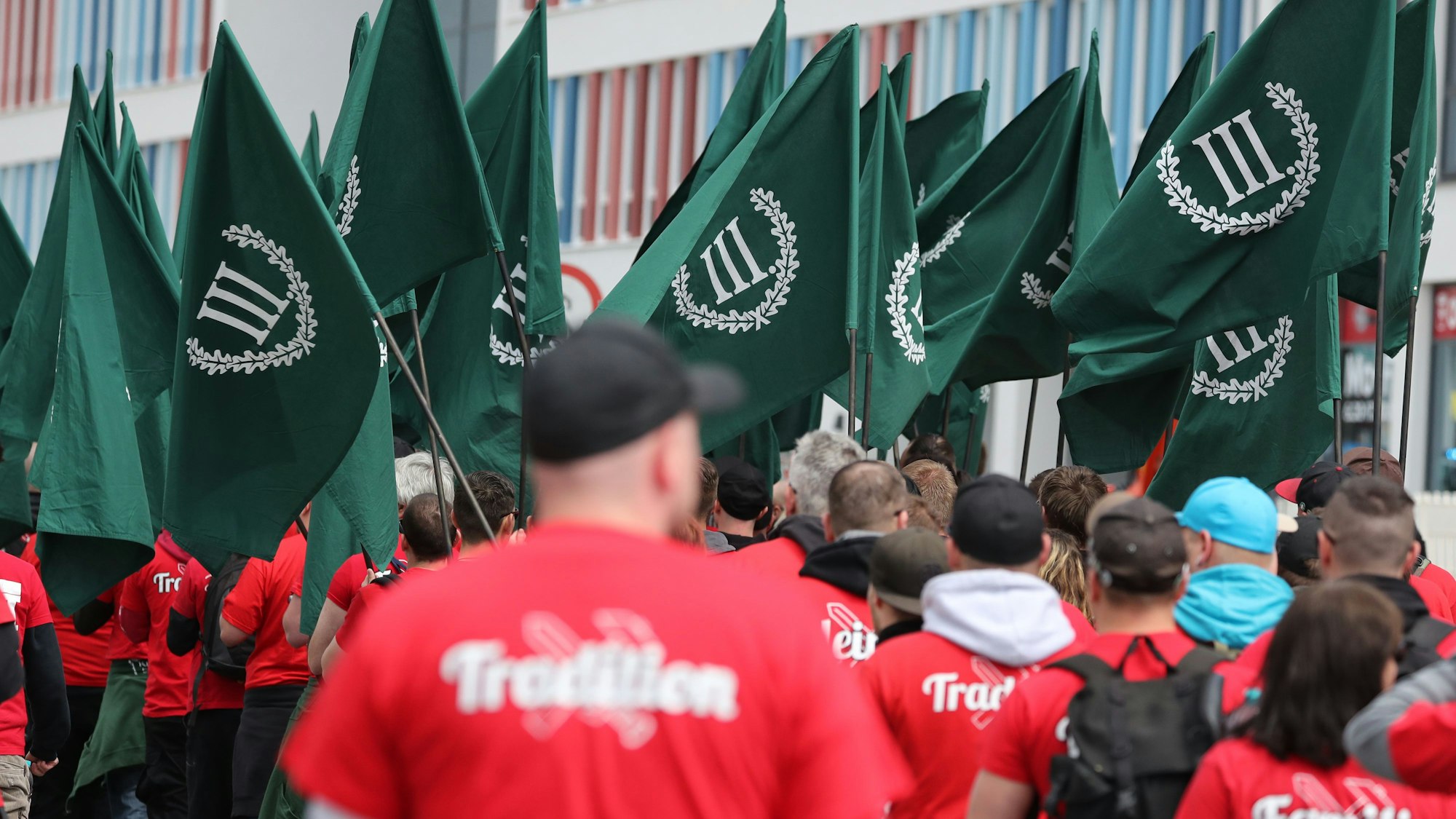 Demo in Chemnitz: Teilnehmer einer Demonstration von Rechtsextremisten gehen durch die Straßen. Anmelder ist die Neonazi-Partei „Der Dritte Weg“. (Archivbild)