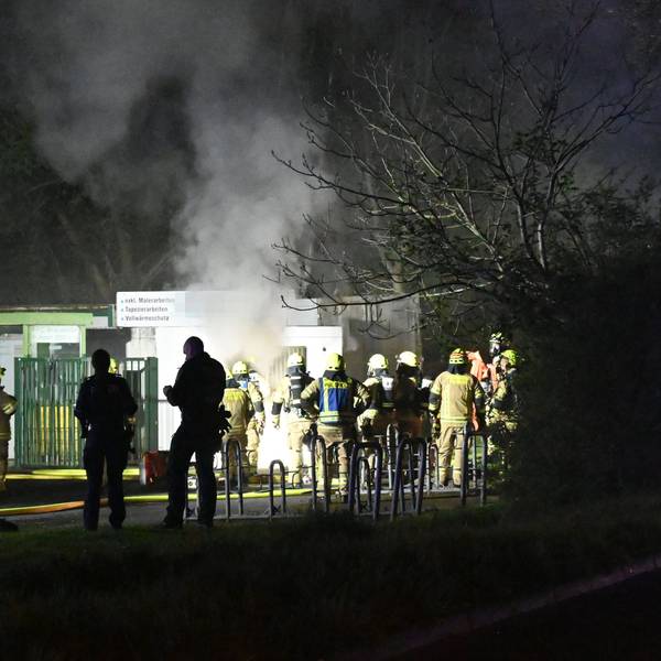 Feuerwehrleute nähern sich dem Lagerraum.