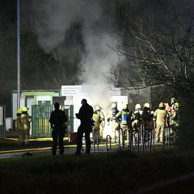 Feuerwehrleute nähern sich dem Lagerraum.