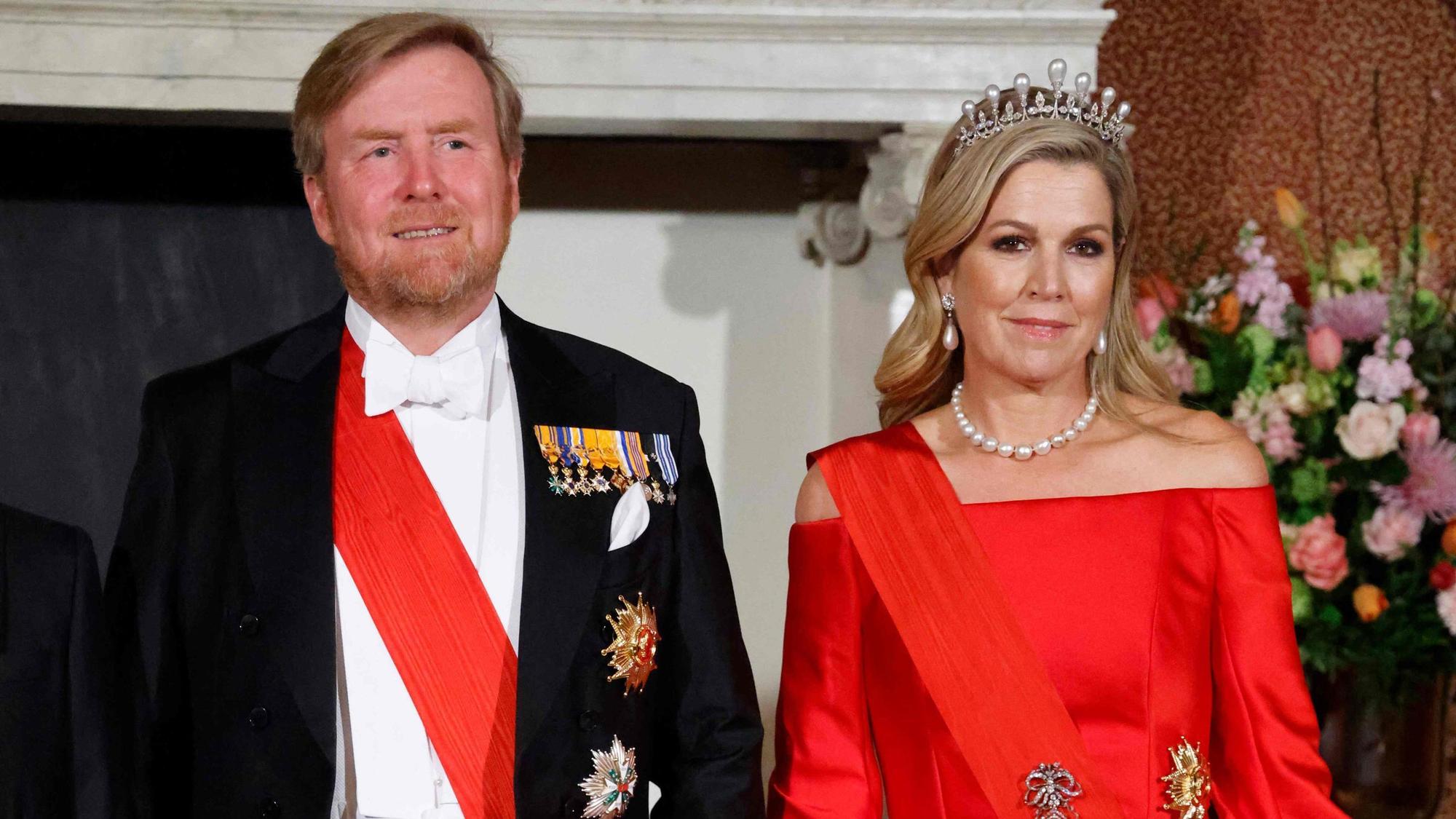König Willem-Alexander der Niederlande und seine Frau Maxima (r) posieren für Fotos während des französischen Staatsbesuchs in den Niederlanden im April 2023.
